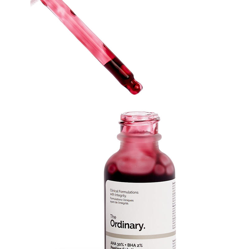 محلول مقشر الاحماض الكيميائي من ذا اوردنري لعلاج الطبقة السطحية من الجلد .